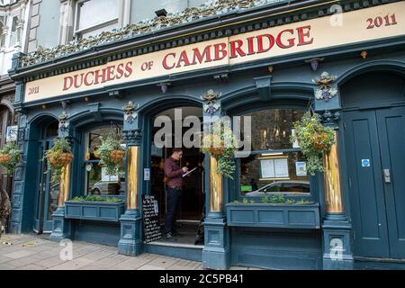 Windsor, Berkshire, Regno Unito. 4 luglio 2020. Un membro del personale controlla la lista delle prenotazioni presso il pub Duchess of Cambridge di Windsor, Berkshire. Oggi il pub ha aperto per la prima volta dal blocco di Coronavirus nel mese di marzo. Credit: Maureen McLean/Alamy Live News Foto Stock