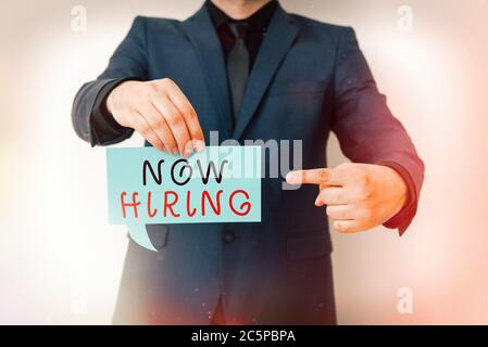 Scrittura a mano del testo ora in corso. Foto concettuale un atto di iniziare ad assumere qualcuno qualificato per la posizione visualizzati diversi colori adesivi note Foto Stock