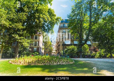 Bellissimo parco in una giornata di sole a Parigi, Francia Foto Stock