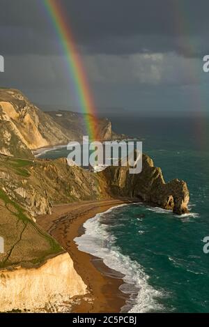 Un doppio arcobaleno sopra Durdle Door in Dorset sulla Costa Jurassica. Parte del Dorset AONB e si trova sulla strada del South West Coast Path. Foto Stock