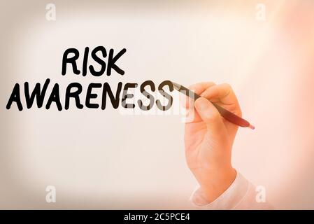 Scrittura manuale del testo consapevolezza del rischio. Fattori concettuali di riconoscimento delle foto che possono causare un effetto minaccioso modello che visualizza diversi scatti Foto Stock