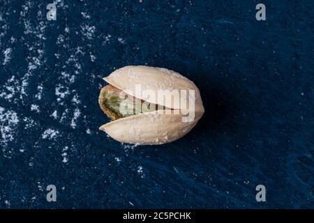 Pistacchio arrosto e salato su sfondo scuro Foto Stock