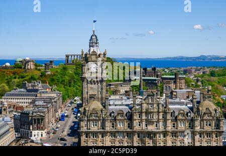 Vista dall'alto della torre dell'orologio di Calton Hill & Balmoral Hotel, del centro di Edimburgo, Scozia, Regno Unito Foto Stock