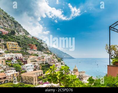 Positano, famosa in tutto il mondo in Campania Foto Stock