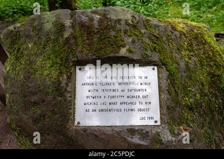 Targa che segna il punto di un incidente UFO nel 1979. Il lavoratore forestale Robert Taylor ha riferito di vedere una astronave aliena in Dechmont Woods vicino a Livingston. Foto Stock