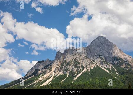 vetta di montagna sopra il cielo blu in estate Foto Stock