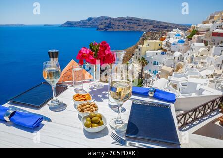 Vino e spuntini sul tavolo con vista sul mare greco Foto Stock