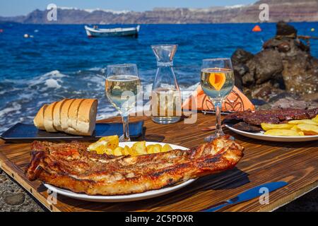 Pranzo in riva al mare su un tavolo di legno Foto Stock