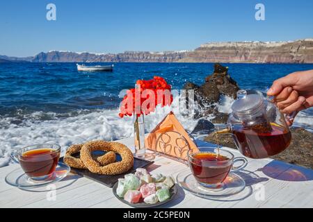 Picnic sulla spiaggia con tè e dolci freschi Foto Stock