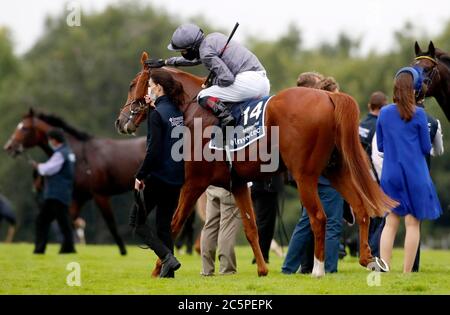 Jockey Emmet McNamara celebra in cima a Serpentine dopo aver vinto l'Investec Derby all'Ippodromo di Epsom. Foto Stock