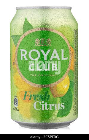 Ucraina, Kiev - Giugno 20. 2020: Lattino di alluminio Royal Club bevanda analcolica Citrus fresco. Confezione isolata per catalogo. Gocce d'acqua. Il file contiene il ritaglio Foto Stock
