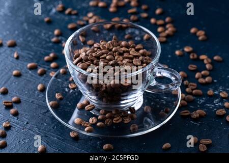 forare i chicchi di caffè in una tazza Foto Stock