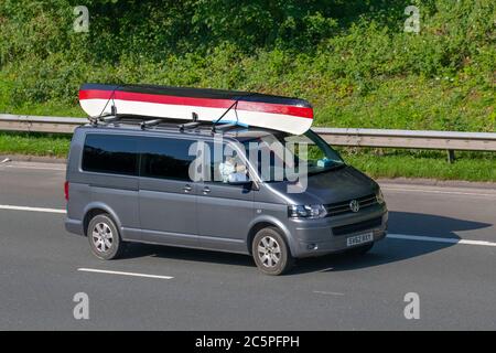 2012 LCV Grey VW Volkswagen T-Porter T30 se 140Tdi LW; veicoli in movimento per il traffico veicolare, auto che guidano veicoli su strade del Regno Unito, motori, automobili sulla rete autostradale M6. Foto Stock