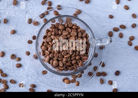 forare i chicchi di caffè in una tazza Foto Stock