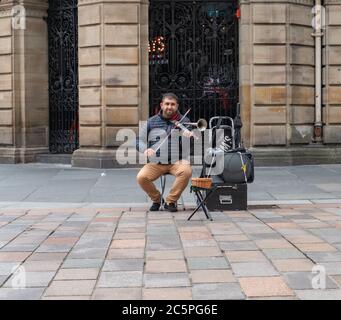 Glasgow, Scozia, Regno Unito. 4 luglio 2020. Un busker che gioca su Buchanan Street. Il governo scozzese ha annunciato un ulteriore allentamento delle regole del coronavirus durante la fase due di una transizione di quattro parti fuori blocco. Credit: Notizie dal vivo SKULLY/Alamy Foto Stock