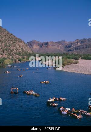 TONTO NATIONAL FOREST AZ / AUG Rafters & tubers navigare il fiume Salt vicino Blue Point Crossing. Goldfield Mountains all'orizzonte. Scena n. 1 Foto Stock