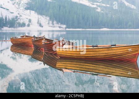 Piccole barche in legno sul lago alpino Braies Foto Stock