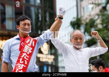 Tokyo, Giappone. 4 luglio 2020. Candidato Taisuke Ono (L) campagne per l'elezione gubernatorial di domani vicino a Ginza. La città di Tokyo terrà le sue elezioni gubernatorial il 5 luglio. Tokyo ha segnalato 131 nuovi casi di coronavirus il sabato. Credit: Rodrigo Reyes Marin/ZUMA Wire/Alamy Live News Foto Stock