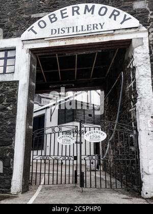 Porta d'ingresso della distilleria Tobermory con data 1798, Tobermorm, Isola di Mull, Ebridi interne, Scozia, Regno Unito Foto Stock