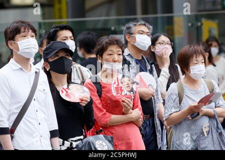 Tokyo, Giappone. 4 luglio 2020. La gente ascolta il discorso della campagna del candidato Taisuke Ono per l'elezione gubernatorial di domani vicino a Ginza. La città di Tokyo terrà le sue elezioni gubernatorial il 5 luglio. Tokyo ha segnalato 131 nuovi casi di coronavirus il sabato. Credit: Rodrigo Reyes Marin/ZUMA Wire/Alamy Live News Foto Stock