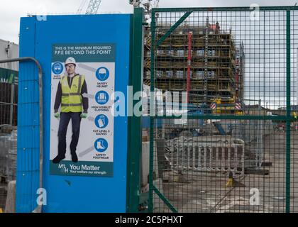 Glasgow, Scozia, Regno Unito. 4 luglio 2020. Lavori di costruzione in corso. Il governo scozzese ha annunciato un ulteriore allentamento delle regole del coronavirus durante la fase due di una transizione di quattro parti fuori blocco. Credit: Notizie dal vivo SKULLY/Alamy Foto Stock