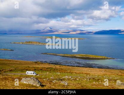 Vista dalla collina che guarda verso Pas dell'Isola del Giura con camper parcheggiato sotto, Argyll, Scozia, Regno Unito Foto Stock