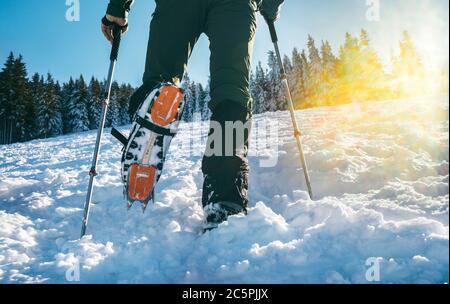 Primo Piano Di Scarponi Da Montagna Con Ramponi E Ghette Di Neve