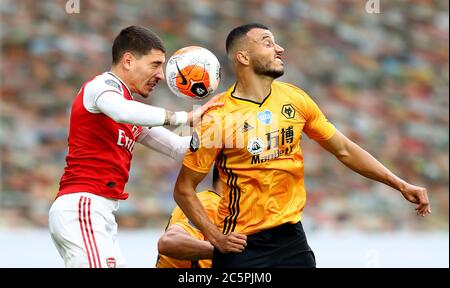 Hector Bellerin di Arsenal (a sinistra) e Romain Saiss di Wolverhampton Wanderers combattono per la palla durante la partita della Premier League a Molineux, Wolverhampton. Foto Stock