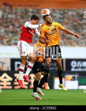 Hector Bellerin di Arsenal (a sinistra) e Romain Saiss di Wolverhampton Wanderers combattono per la palla durante la partita della Premier League a Molineux, Wolverhampton. Foto Stock