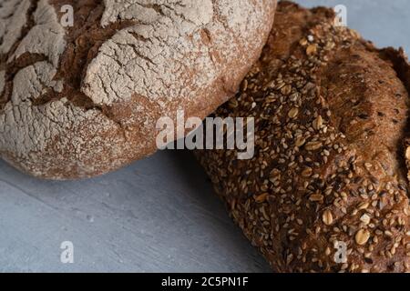 Pane di campagna appena sfornato fatto in casa a base di grano e farina integrale Foto Stock