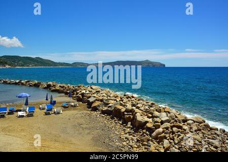 Costa del Cilento nel Parco Nazionale del Cilento, vicino al villaggio di Pisciotta, Campania, Italia sud-occidentale. Capo Palinuro sullo sfondo. Foto Stock