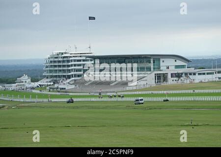 EPSOM, INGHILTERRA. 4 LUGLIO - non ci sono folle su Epsom Downs a testimoniare la 241esima Epsom Derby che è stato rinviato il 6 Giugno ed è stato contestato da porte chiuse a causa della COVID-19 Pandemic (Credit: Jon Bromley | MI News) Credit: MI News & Sport /Alamy Live News Foto Stock