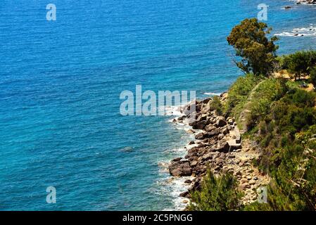 Macchia mediterranea e costa del Cilento nel Parco Nazionale del Cilento, vicino al villaggio di Pisciotta, Campania, Italia sudoccidentale. Foto Stock