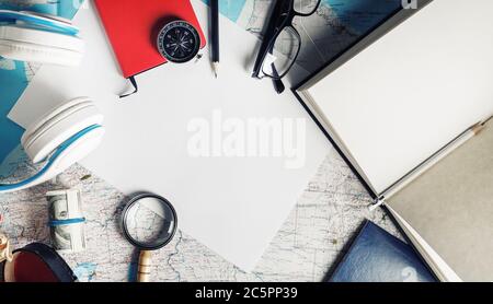 Vista superiore della mappa del mondo, cuffie, binoculare, smartphone e  passaporto con texting spazio su sfondo di legno, in vacanza o in viaggio  concetto, il piano a t Foto stock - Alamy