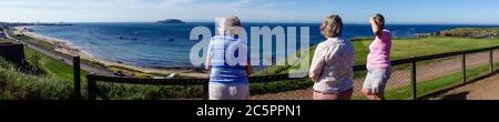 Madre e due Figlie che guardano alla vista di Milsey Bay, accanto al 18° T del campo da golf Glen Foto Stock