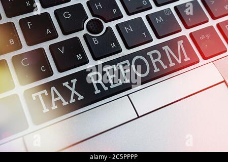 Nota di scrittura che mostra la riforma fiscale. Concetto di business per la politica governativa sulla riscossione delle tasse con i proprietari di aziende chiave di tastiera PC con vuoto Foto Stock
