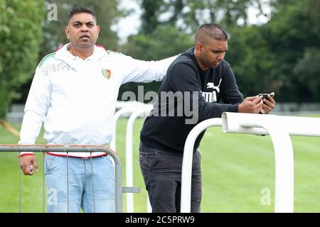 EPSOM, INGHILTERRA. 4 LUGLIO - punters su Epsom Downs sostenere il loro cavallo in Investec Surrey Stakes che è stato rinviato il 6 giugno e è stato contestato da porte chiuse a causa della COVID-19 Pandemic (Credit: Jon Bromley | MI News) Credit: MI News & Sport /Alamy Live News Foto Stock