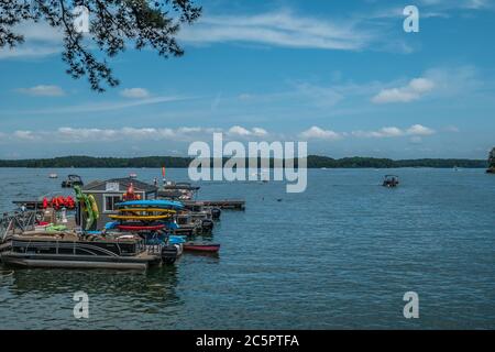 Al lago lanier, Georgia, con noleggio barche e sport acquatici di tutti i tipi e molte attività sull'acqua in una giornata di sole luminoso in estate Foto Stock