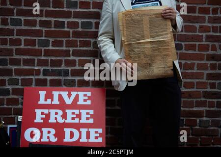 Boston, Massachusetts, Stati Uniti. 4 luglio 2020. Un uomo detiene la Costituzione degli Stati Uniti. Il gruppo 4 luglio Boston ha tenuto un raduno per celebrare la storia rivoluzionaria di Boston e la firma della Dichiarazione di indipendenza, che ha ufficialmente tagliato i legami tra le colonie e la Corona e ha dato alla luce i nuovi Stati Uniti d'America. Ogni anno la Dichiarazione di Indipendenza viene letta dal balcone della Vecchia Casa di Stato a Boston, Massachusetts. Credit: Alison Dinner/ZUMA Wire/Alamy Live News Foto Stock