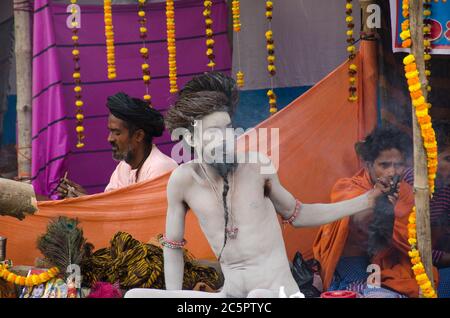 naga sadhu fumo al campo di transito di ganga sagar kolkata Foto Stock