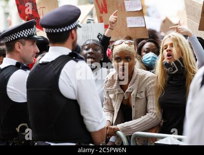La protesta contro la Black Lives a Londra in solidarietà per l'uccisione illegale di George Floyd da parte della polizia a Minneapolis. Caratterizzato: Atmosfera dove: Londra, Regno Unito quando: 03 Giu 2020 credito: Mario Mitsis/WENN.com Foto Stock