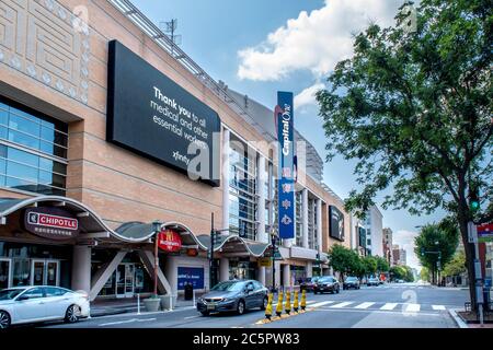 Washington, D.C. / USA - 04 2020 luglio: Cartello all'ingresso della Capital One Arena nel quartiere storico di Chinatown a Washington. Foto Stock