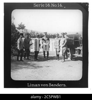 Proiezione für alle - Der Weltkrieg: An der Türkischen Front. Serie 58. N. 14. Liman von Sanders. Otto Viktor Karl Liman von Sanders (* 17.02.1855; † 22.08.1929) guerra in preußischer generale der Kavallerie und osmanischer Marschall. - Die Firma „proiezione für alle" wurde 1905 von Max Skladanowsky (1861-1939) gegründet. Sie produzierte bis 1928 fast 100 Serien zu je 24 Glasdias im Format 8,3 x 8,3 cm im sog. Bromsilber-gelatina-Trockenplatten Verfahren. Die Serien umfassten vor allem Städte, Länder, Landschaften aber auch Märchen und Sagen, das Alte Testamento und den Ersten Weltkrieg. Foto Stock