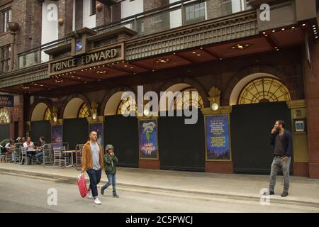 I pedoni passavano davanti a un teatro chiuso Prince Edward a Soho. Alcuni teatri del paese sono stati avvolti in una banda rosa brillante al lancio della campagna ‘'Missing Live Theatre'' da Scene Change, il collettivo di British Theatre Designers. Ciò segue il consiglio che il suo team di lavoratori occasionali del 400 sarebbe licenziato in una mossa detta inevitabile, poiché la crisi del Covid-19 continua a forzare la perdita di posti di lavoro in tutto il panorama teatrale britannico. Foto Stock