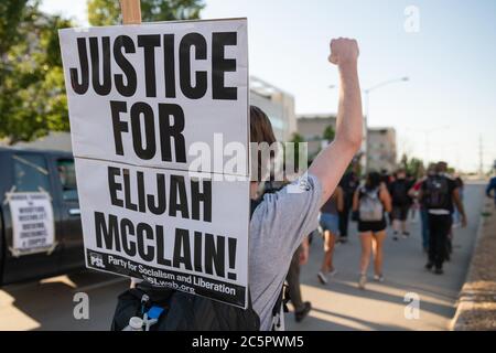 Aurora, Colorado, Stati Uniti. 3 luglio 2020. Un uomo marcia per le strade di Aurora Colorado. Credit: Tyler Tomasello/ZUMA Wire/Alamy Live News Foto Stock