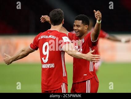 Berlino, Germania. 04luglio 2020. Calcio: Coppa DFB, finale: Bayer Leverkusen - FC Bayern Monaco di Baviera nello Stadio Olimpico. Robert Lewandowski (l) di Baviera celebra il suo obiettivo per lo 0:3 con il compagno di squadra Serge Gnabry. Credit: Alexander Hassenstein/Getty Images Europe/Pool/dpa - NOTA IMPORTANTE: In conformità con le norme del DFL Deutsche Fußball Liga e del DFB Deutscher Fußball-Bund, è vietato sfruttare o sfruttare nello stadio e/o nel gioco le fotografie scattate sotto forma di sequenze di immagini e/o serie di foto di tipo video./dpa/Alamy Live News Foto Stock