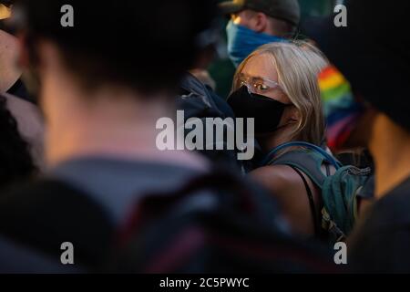 Aurora, Colorado, Stati Uniti. 3 luglio 2020. I manifestanti hanno bloccato tutti gli ingressi alla stazione di polizia di Aurora. Credit: Tyler Tomasello/ZUMA Wire/Alamy Live News Foto Stock