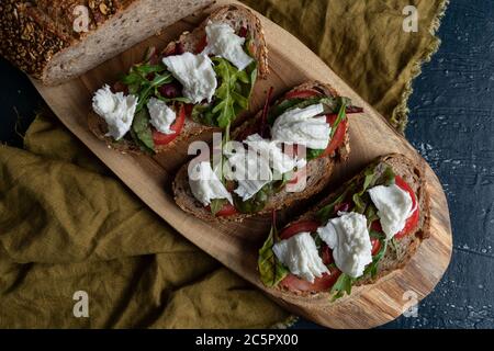 pane di campagna appena sfornato e panini con mozzarella Foto Stock