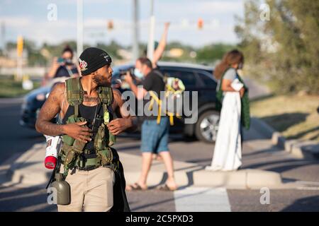 Aurora, Colorado, Stati Uniti. 3 luglio 2020. Un protestore si accanice davanti alla polizia mentre si trova alla stazione di polizia di Aurora. Credit: Tyler Tomasello/ZUMA Wire/Alamy Live News Foto Stock