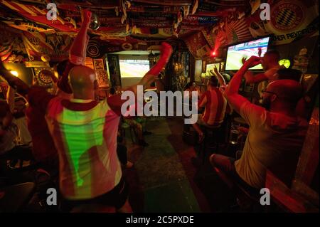 Berlino, Germania. 04luglio 2020. I fan di Bayern Monaco si acclamano nel pub Bretterbude dopo l'obiettivo per il 3:0 per i bavaresi. Credit: Christophe Gateau/dpa/Alamy Live News Foto Stock